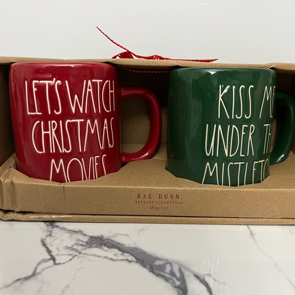 New Rae Dunn LET’S WATCH CHRISTMAS MOVIES & KISS ME UNDER THE MISTLETOE Mug Set - Picture 3 of 3